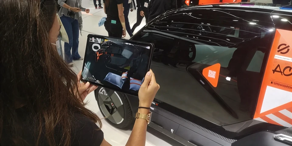 Une application de réalité augmentée conçue pour guider les visiteurs autour d'un véhicule et expliquer ses équipements invisibles.